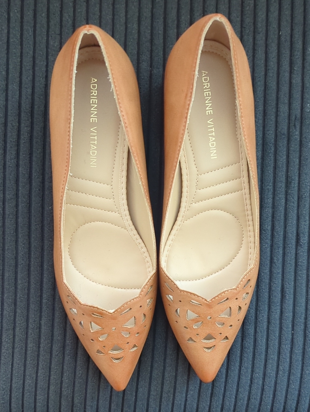 NWOT Adrienne Vittadini Pointed Toe Cutout Pumps in Light Brown Size 7.5 - Picture 2 of 5